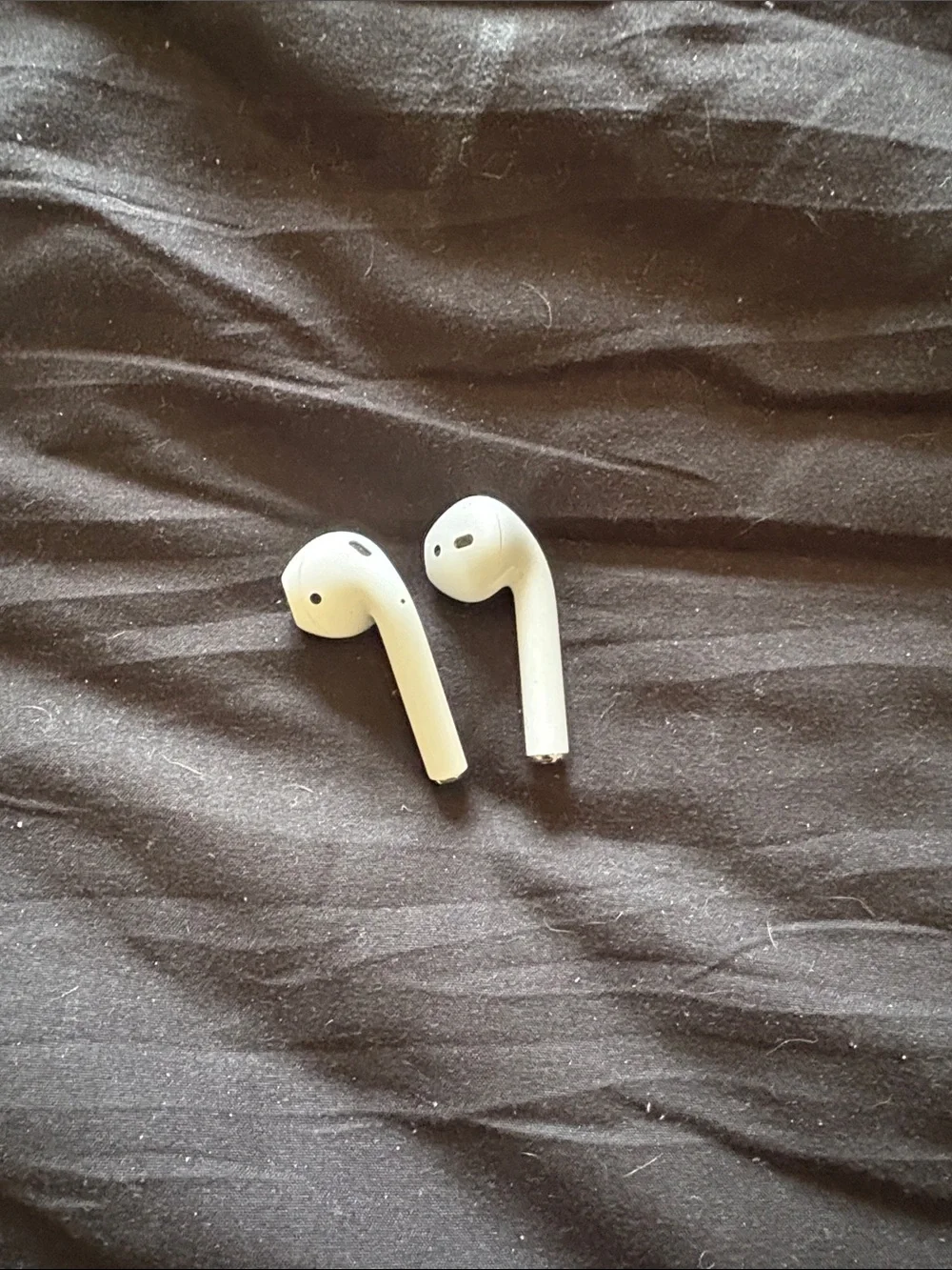 Apple White Wireless Earbuds with Charging Case and Cable